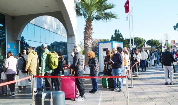Ayvalık'ta Yunan Adası Kuyruğu: Tatilciler Kapıda Vize İçin Bekliyor!